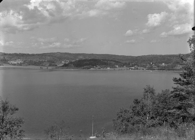 Enligt fotografens anteckningar: "1949, 61. Saltkällefjorden, badstrand".