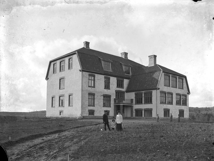 Enligt fotografens noteringar: "Kamstorp i Foss omkring 1910. Försörjningshem."