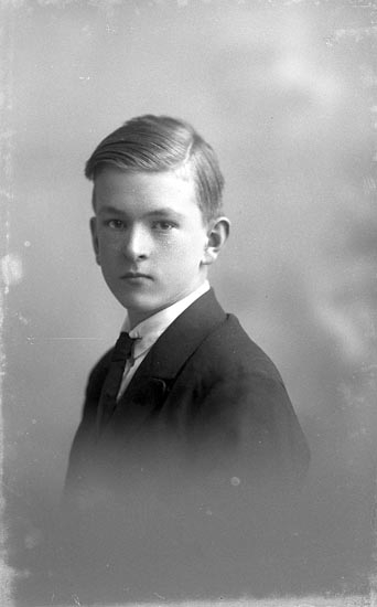 Enligt fotografens journal nr 1 1904-1908: "Olsson, Karl Hjälteby".