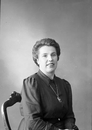 Enligt fotografens journal nr 7 1944-1950: "Sjöholm, Fru Margit Stenungsund".