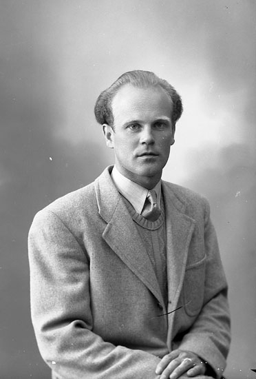 Enligt fotografens journal nr 7 1944-1950: "Alexandersson, Herr Åke".