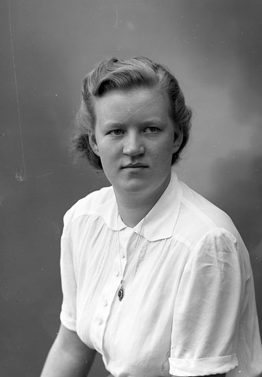 Enligt fotografens journal nr 8 1951-1957: "Carlsson, Fr. Marianne Gåre, Spekeröd".