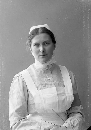 Enligt fotografens journal nr 2 1909-1915: "Johansson, Sjuksk. Fr. Gärda Göteborg".