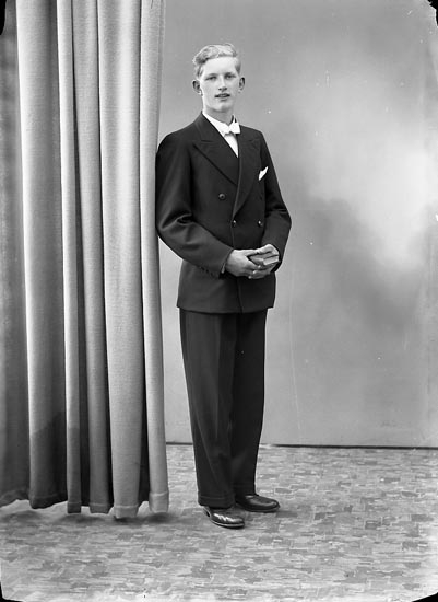 Enligt fotografens journal nr 6 1930-1943: "Simonsson, Stig Uppegård Här".