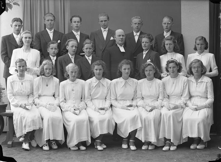 Enligt fotografens journal nr 7 1944-1950: "Norums Konfirmander Här".
Enligt fotografens notering: "Norums konfirmander. Pastor Hjalmarsson, Stenungsund".