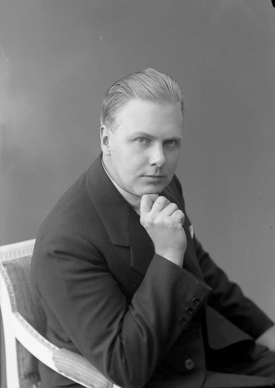 Enligt fotografens journal nr 6 1930-1943: "Lindqvist, Herr Einar Här".