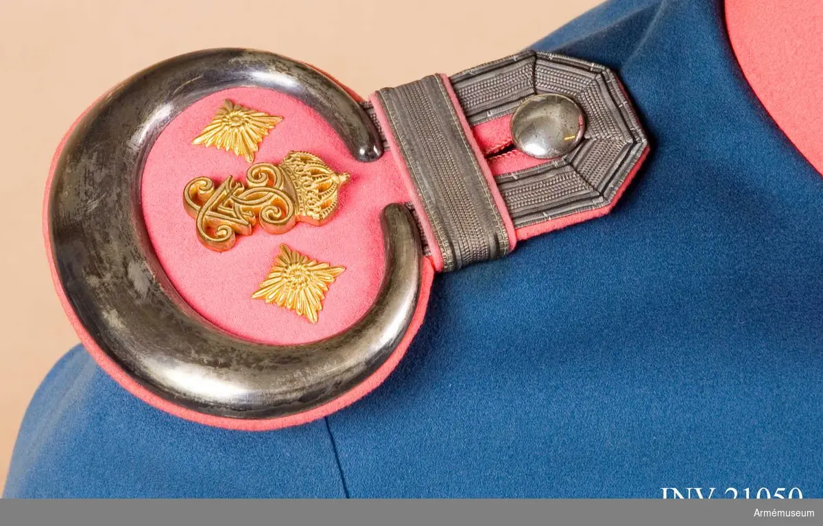 Grupp C I.
Epåletter med rosa klädesmatta och en silverplåt. På epåletthalsen en silvergalon, b:10 mm. Fodrade med rosa kläde. På epåletternas nedre del finns svenske konungens namnchiffer kung Gustav V.