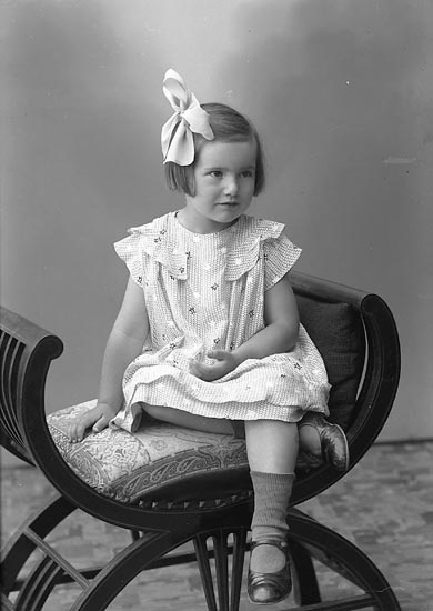 Enligt fotografens journal nr 6 1930-1943: "Niklasson, Ingrid Brandalen, Varekil".