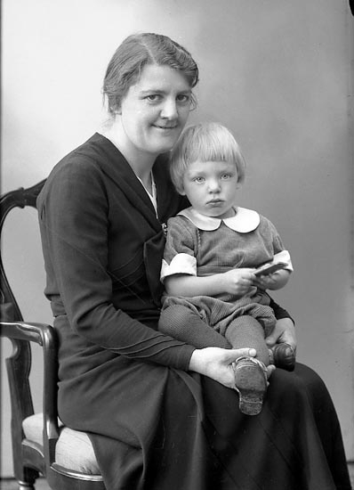 Enligt fotografens journal nr 6 1930-1943: "Rutgersson, Fru Clara".