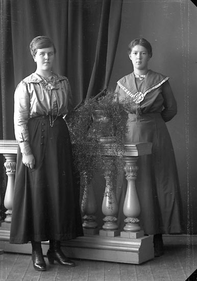 Enligt fotografens journal nr 4 1918-1922: "Karlsson, Annie Strandnorum Här".