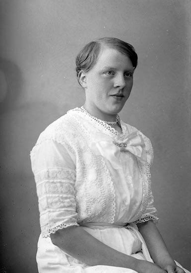 Enligt fotografens journal nr 4 1918-1922: "Johansson, Elin Kyrkenorum, Här".