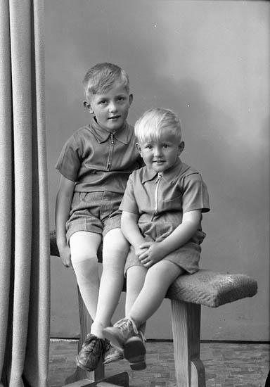 Enligt fotografens journal nr 7 1944-1950: "Olsson, Håkan o Erik adr. Fru Nanna O, Gustorp Gilleby".