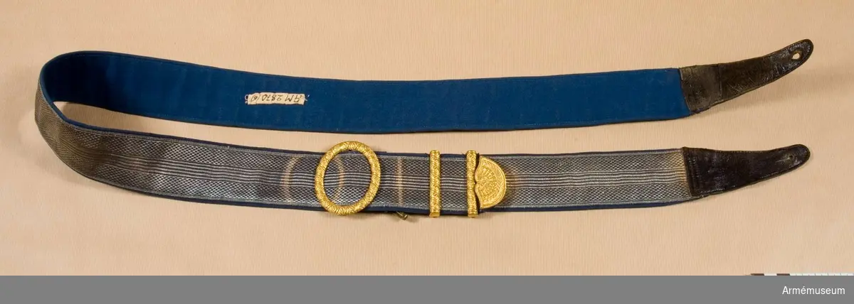 Grupp C I. 
Ur uniform för stor parad för officer vid Livreg:s dragoner; 1895-1910. Består av vapenrock, epåletter, långbyxor, skärp, hjälm, kartuschlåda.