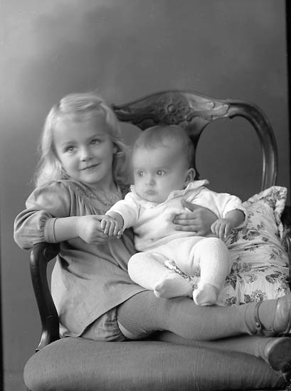 Enligt fotografens journal nr 6 1930-1943: "Rhedin, Ingegerd och Margareta".
