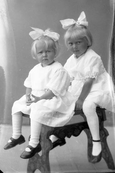 Enligt fotografens journal nr 5 1923-1929: "Stenberg, Elly och Ulla Här".