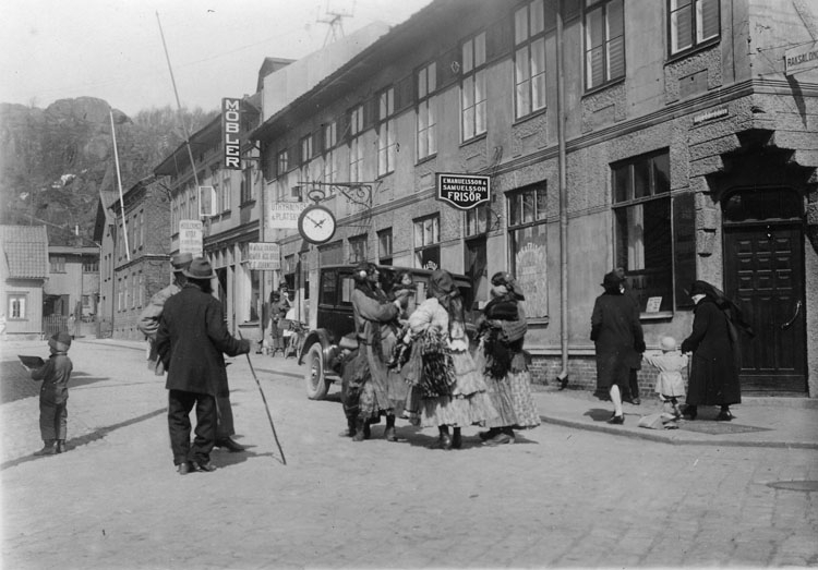 En romsk familj passerar på Kålgårdsbergsgatan, Uddevalla, 1930-tal
