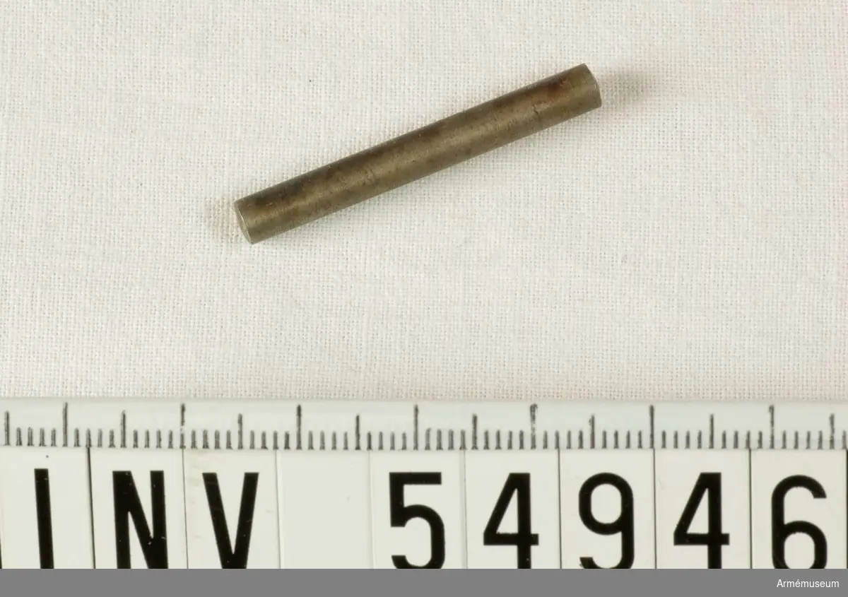 Grupp E VIII. 

Del till pipa. En av fyra i tillverkningsordningen. Stiftet har ingen nummermärkning.
Gevärsdel t 1867 års gevär m/1867; en av c:a 400 delar.