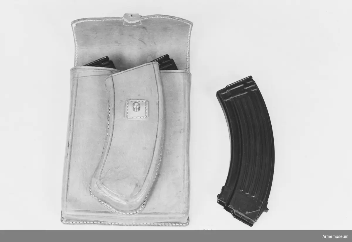 Fodral t aut.karbin AK 47, Sovjetunionen (Syrien). Rymmer karbinen och ett magasin. Försett med bärrem. Ljusbrunt läder. 