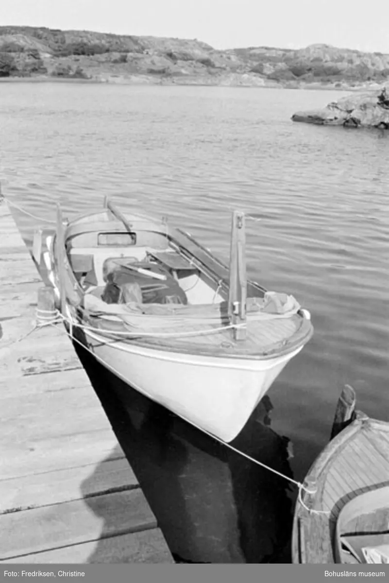 Motivbeskrivning: "Klöveröns varv, plastsnipa, inredd på 1960-talet av Henry Josefsson. Foto Klöverön."
Datum: 19800919