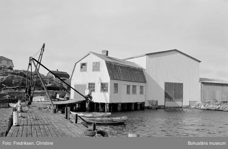 Motivbeskrivning: "Tommas Löfberg, till höger syns f.d mekanisk verkstad, till vänster därom båthallen."
Datum: 19801008