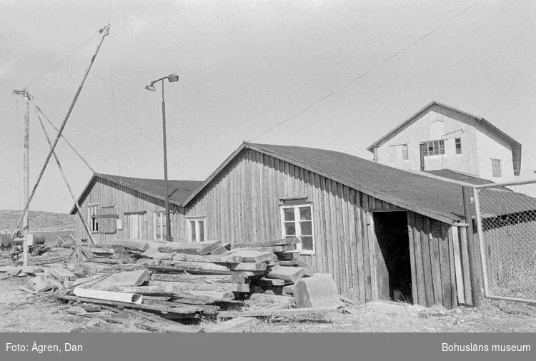 Motivbeskrivning: "Bergs varv på Hälsö, verkstadslokaler mot Nö."
Datum: 19800424