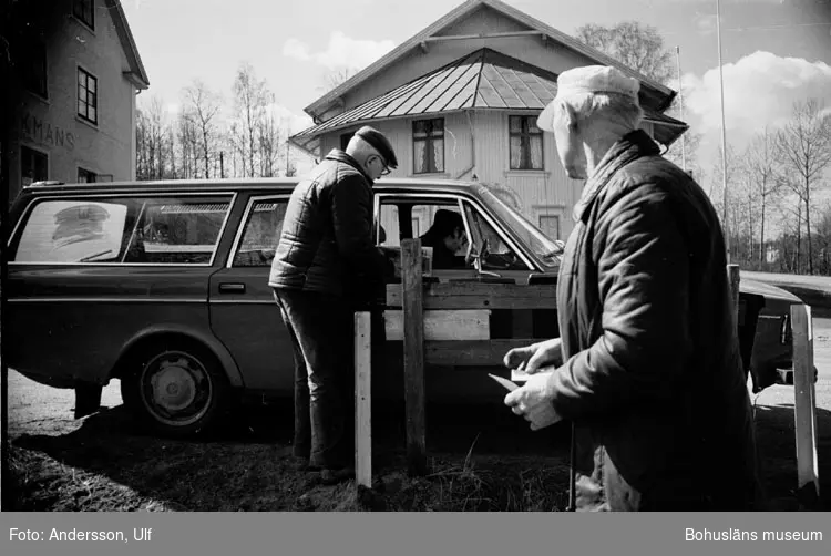 Bohusläns samhälls- och näringsliv. 2. STENINDUSTRIN.
Film: 18

Text som medföljde bilden: "Brevbäraren kommer (pensionsdags!). April 1977."