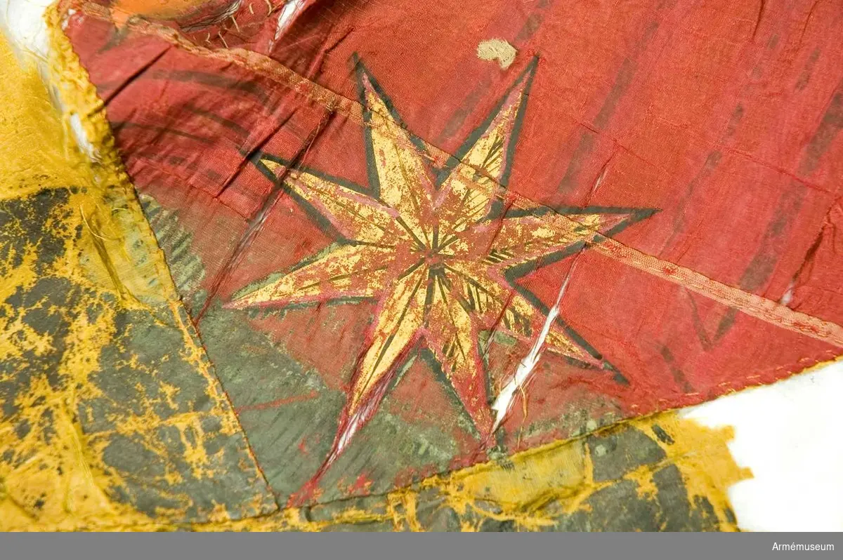 Duk av rött siden med gult andreaskors. Målat motiv föreställande jungfru Maria med strålkrans samt Lwóws stadsvapen.