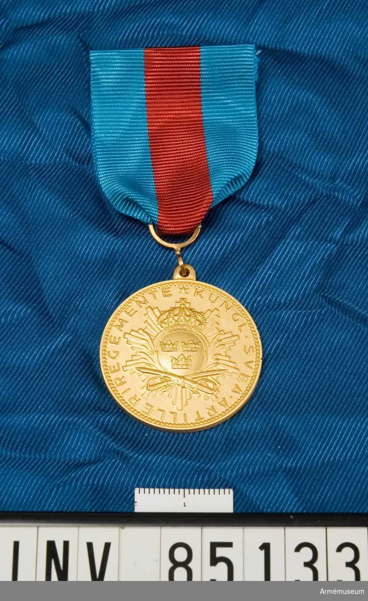 Medaljen är rund. Lilla riksvapnet ovanför två korsade sablar och överlagt ett strålknippe. Band kluvet i blått, rött och blått. Medaljen förvars i ask tillsammans med en miniatymedalj.