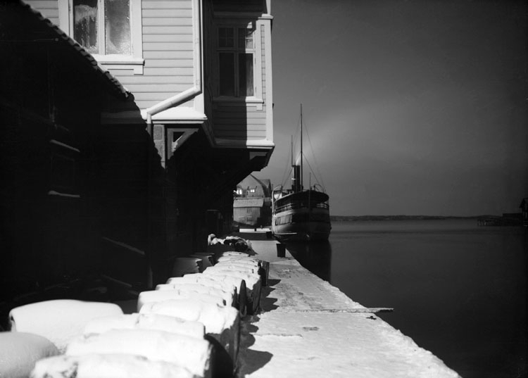 Dec1923. Vinterbild, ångbåtsbryggan med ångaren Bohuslän.