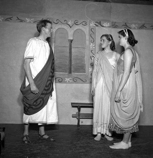 Text till bilden:"Ett tre ungdomar i en teaterakt".