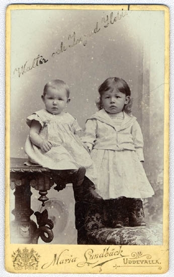 Handskriven text på fotografiets framsida:
"Walter och Ingrid Hebbel"
Handskriven text på fotografiets baksida:
"Barnen Hebbel".