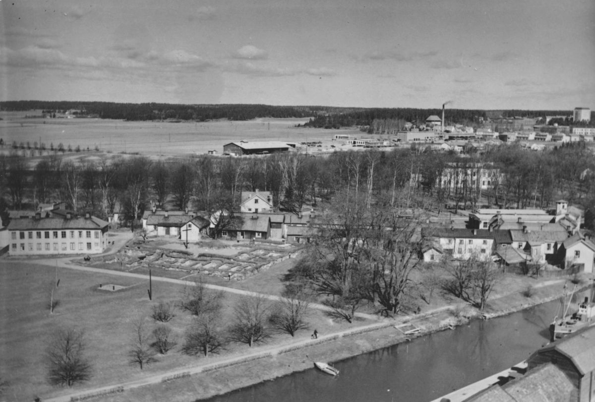 Enköping, panorama från silobyggnaden, mot nordväst. Munksundet, mejeriet och höghuset i kvarteret Berggårdarna. Maj 1956