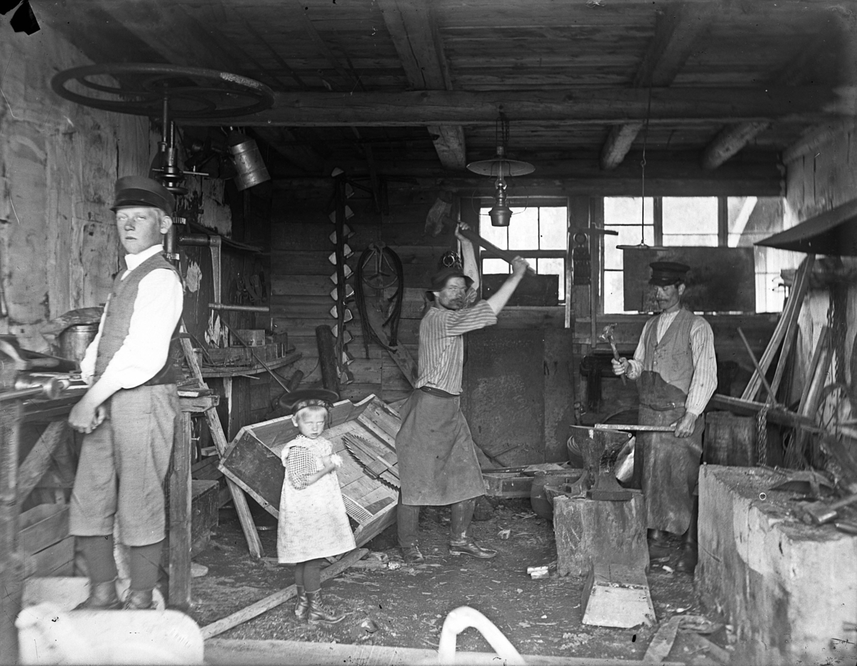 Uppland, Breds socken, Esplunda. "Lindkvists smedja, interiör". Fotot är taget den 5 juni 1910 klockan 10.