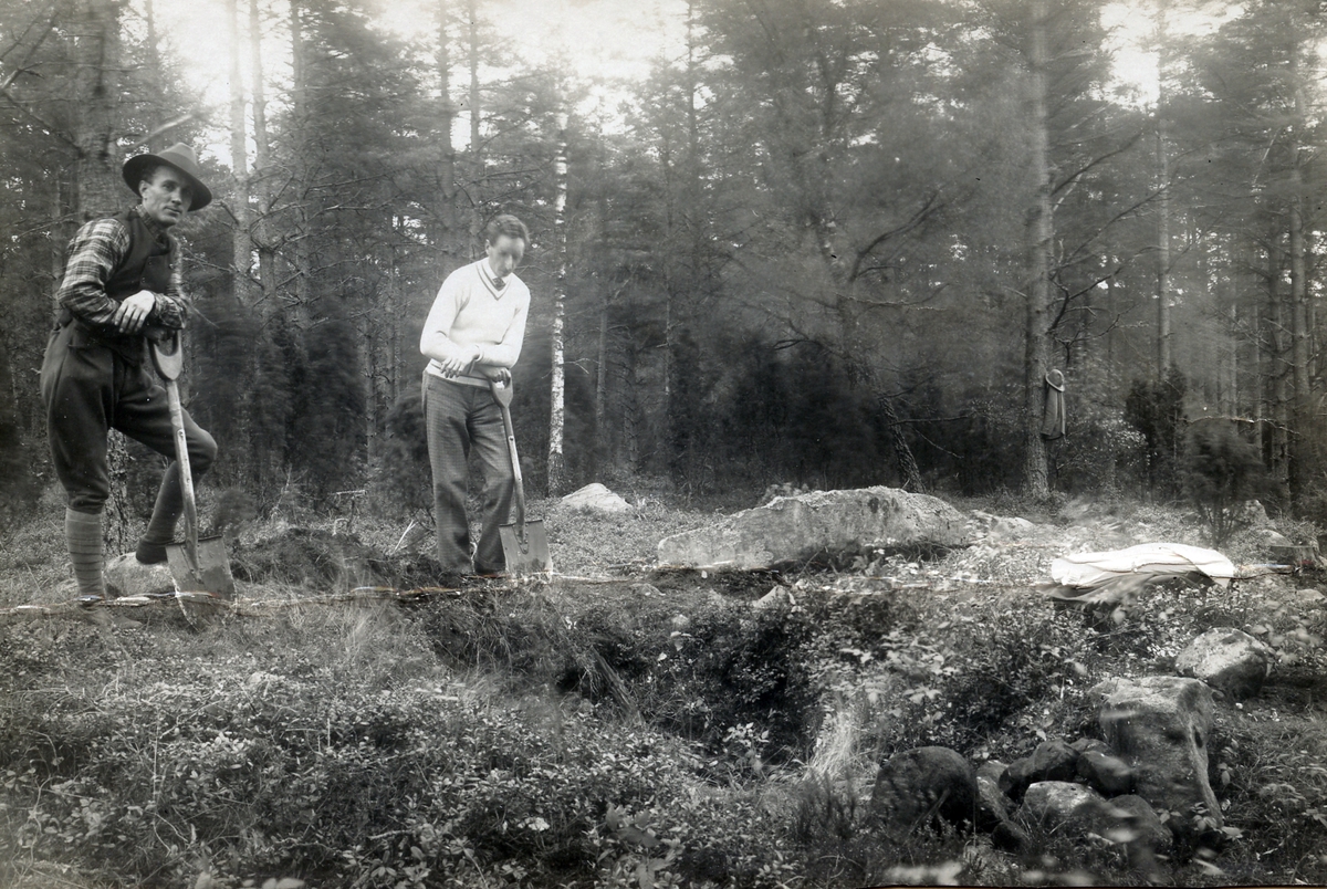 Enslöv. RAÄ 76. Vrenninge. Vrenninge gravfält. Utgrävning och restaurering av treudd 1928.
