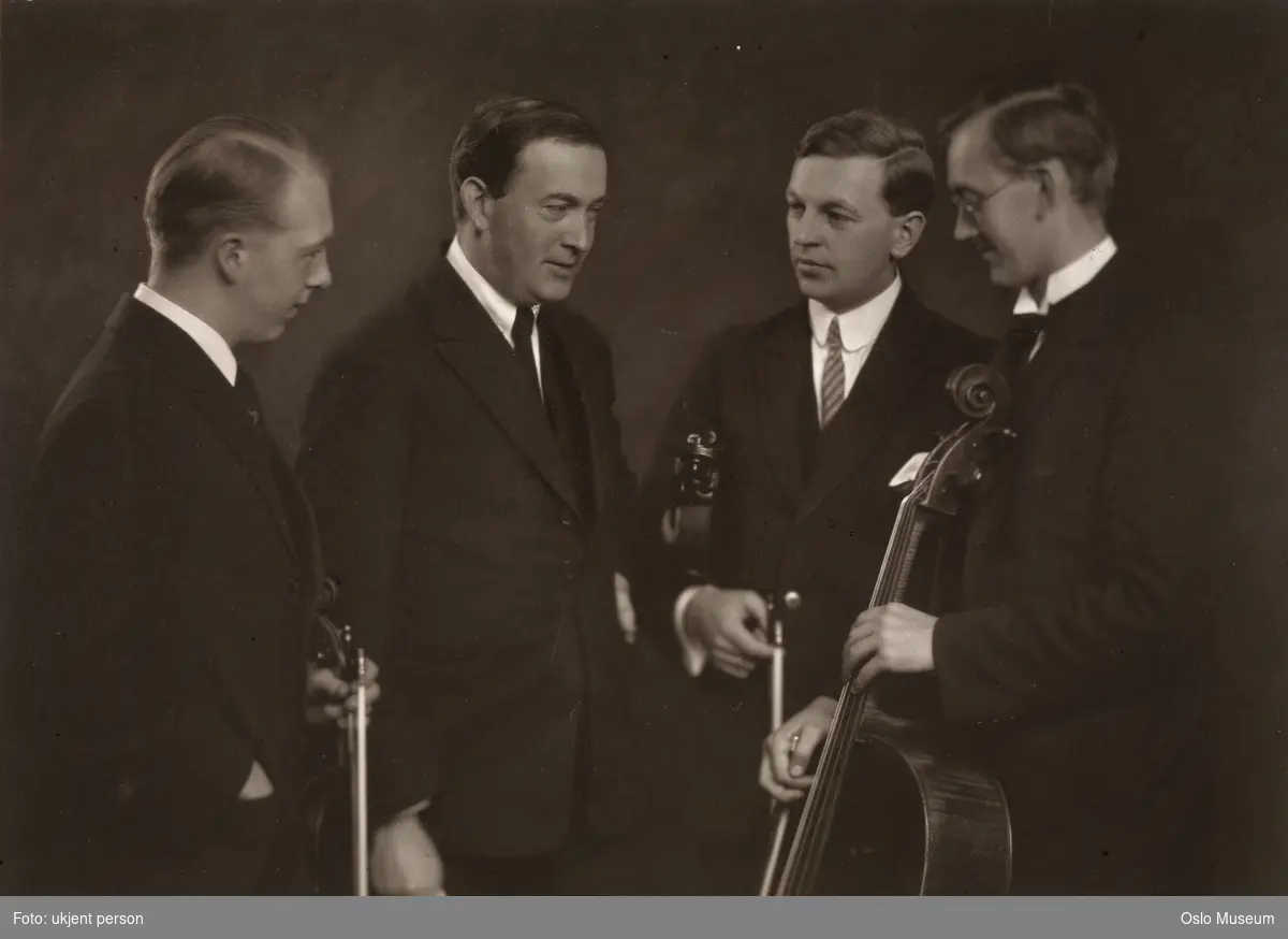 gruppe, menn, Den norske strykekvartett, stående halvfigur