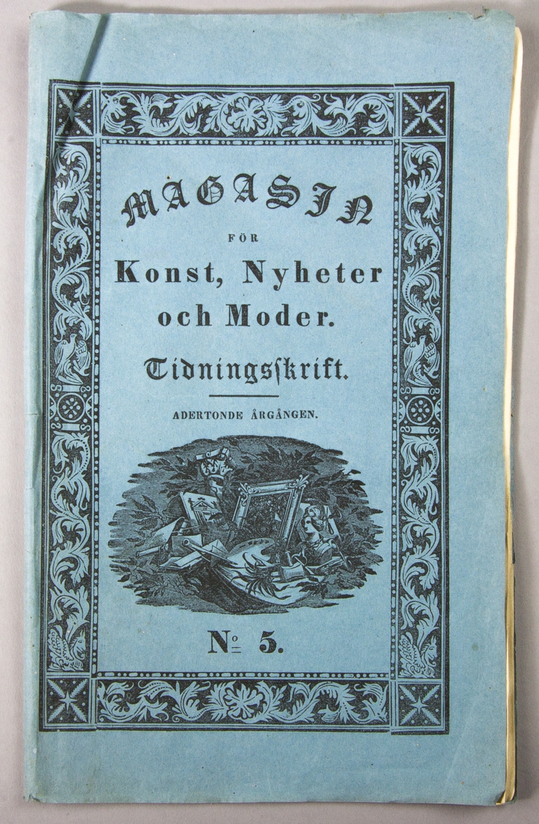 Tidskrift, lösnummer: "Magasin för konst, nyheter och moder, N:o 5" utgiven av Fredrik Boye och tryckt hos C. Deleen i Stockholm 1841.

Vikt och skuren i löst blått och tryckt omslag.