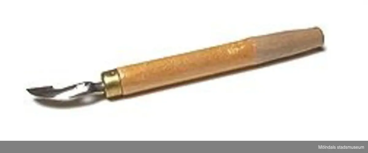 Stiftpenna med bred bas, troligen för bläckutdragning. Skaft av trä, avskavt i änden.