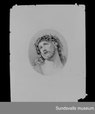 Litografiskt tryck med religiöst motiv 'Se menniskan', dvs. Kristus med törnekrona. Under den ovala bilden står 'Maria Bruzelius lith.', samt 'Tr hos A.J. Salmson'. Nedanför bildens ram står 'Se menniskan'. Trycket användes i Sundsvalls museums utställning 'Det goda hjärtat', en utställning med folkligt religiösa bilder, 1982.