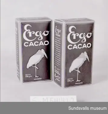 SuM 5414:1-2 två pappersförpackningar med kakao från Aktiebolaget Chokladfabriken Marabou, 'Ergo CACAO'. Innehåll netto 250 gram. Text på förpackningens sidor, bl.a. en bruksanvisning för tillredning av mjölkchoklad.
