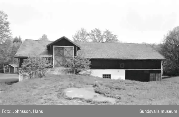 Gårdens ladugård och garage dokumenterade inför ev. rivning. Fastigheten ägs av kommunen.