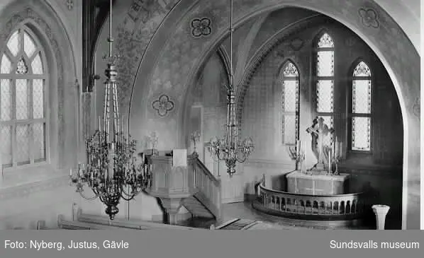 Interiör av Holms kyrka. Väggmålningarna överkalkade på 1960-talet. Kyrkan ritad av Gustaf Hermansson.
