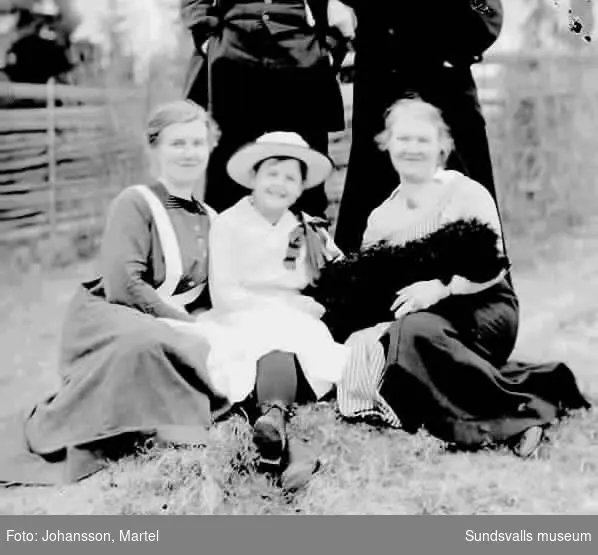 Märta Johansson, Ingeborg Muhr och Sigrid Persson 1919.