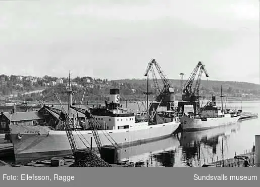 Svearederiets fartyg Tor och Berkel vid kolkajen i Sundsvall, 10 nov 1953. Godsvagnar på stickspåret.
