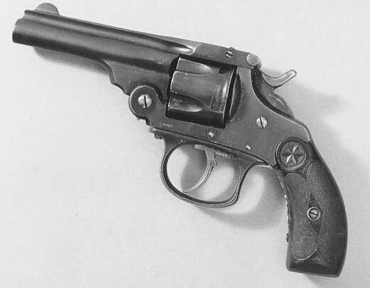 Revolver, s k breakdowntyp, tillverkad i Spanien efter
ettSmith & Wesson - original i kaliber 320. Inom en cirkel i kolven
ären sexuddig stjärna avbildad. Revolvern med bygel kring
avtryckaren.Slagstiftet avkortat och kolven är trasig. på höger sida.