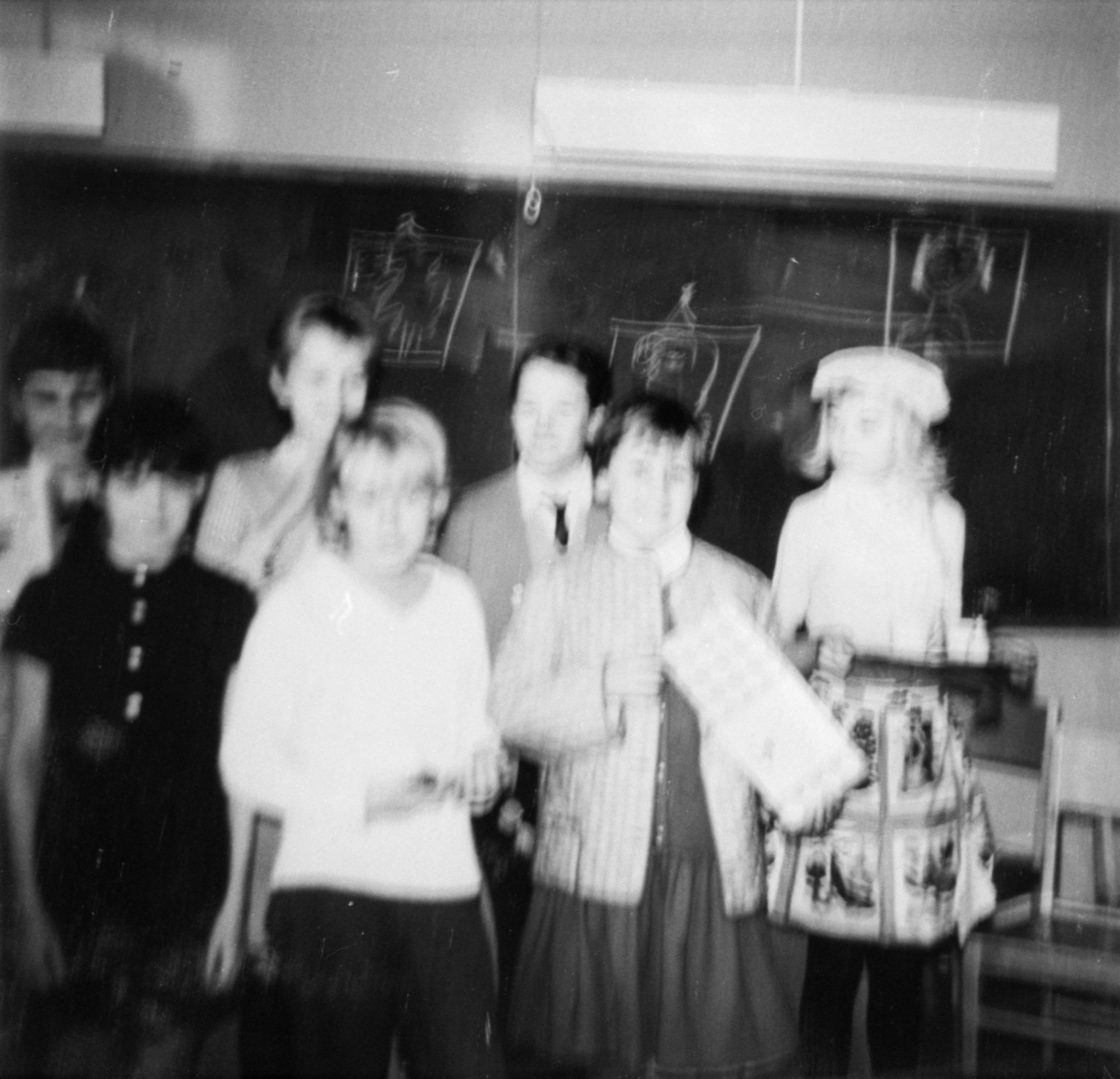 Klassens timme 4:de klass. Övre raden: Ester .W., Barbro Johansson, Birgitta. 
Nedre raden: Lena, Pirjo Lindfors, Maine Wennerlöw, Yvonne.