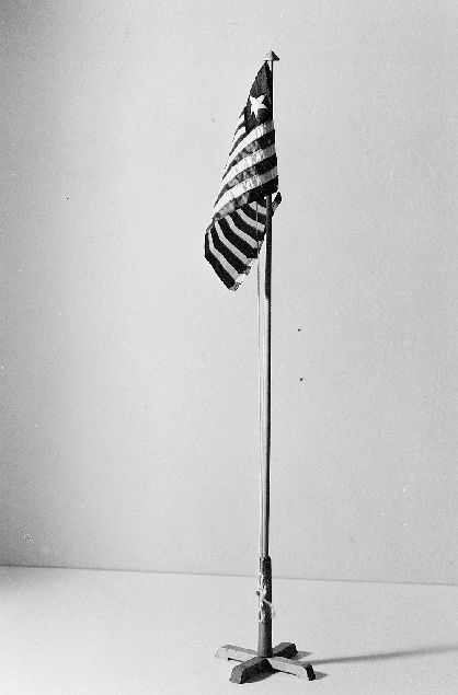 Bordsflagga, 30 st att fästas i bordsstativ. Inköpta till
Världspostkongressen i Stockholm 1924.