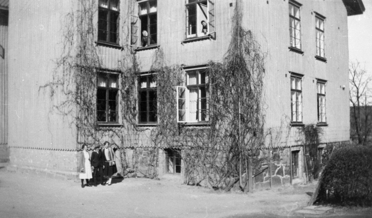 Försörjningsinrättningen i Kärra Hökegård.

Kärra Hökegård var ett försörjningshem för såväl senildementa som psykiskt sjuka, utvecklingsstörda och ensamstående mödrar. Verksamheten försvann i och med att Lackarebäckshemmet stod klart 1951.