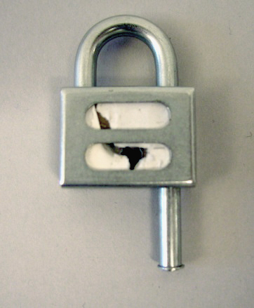 Hänglås med tillhörande två nycklar (passar även till PM
17184). Låshuset är i mässing och låsbygeln samt fronten är i stål.
Låset är så konstruerat att en papperslapp med signatur och datum
placeras inne i låset när väskan försluts. På så sätt kan man se om
låset brutits.
