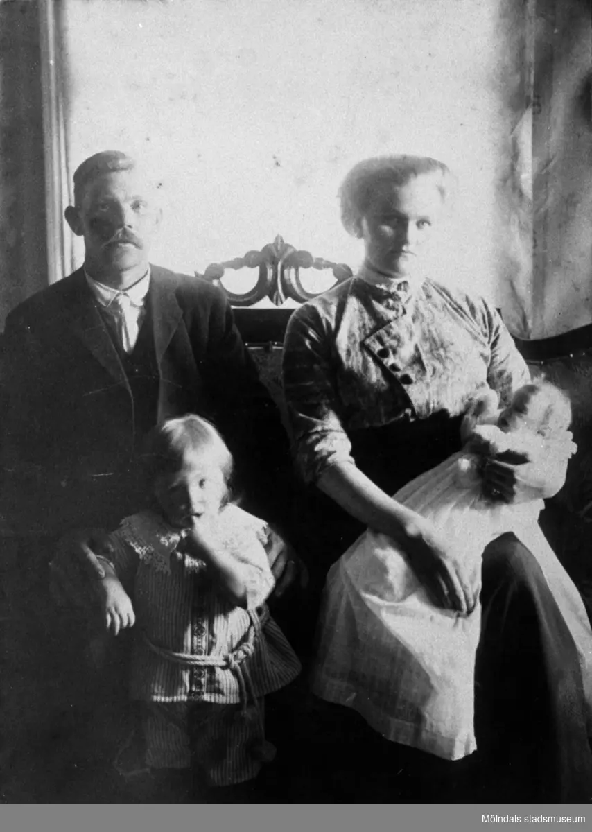 Hjalmar Hansson (1880-1970) med familj år 1912. Hustrun Bertha (1887-1977), med äldste sonen Paul och dottern Brita (1913-2002). Hjalmar arbetade på Papyrus.