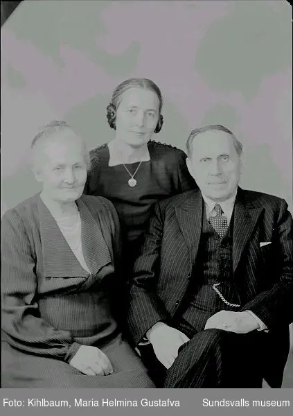Fotografen Ester Näslund med sina föräldrar, Lars Johan och Kristina Näslund.